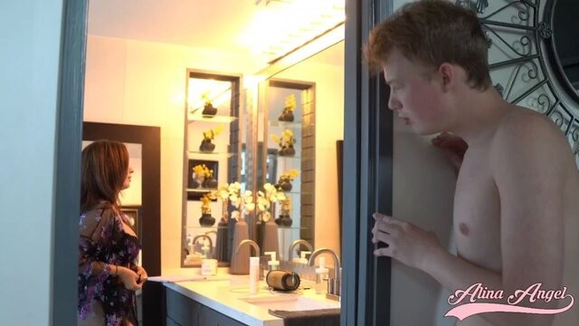 Arap Sürtük Alina Evinde Kalan Öğrenci Gence Amcığını İkram Ediyor